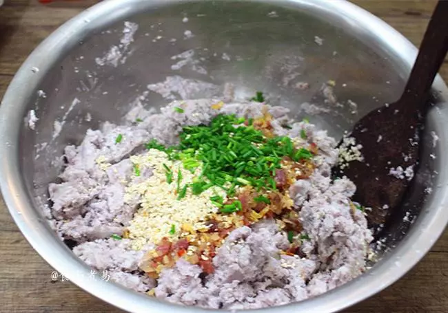 香芋這樣做,比燉肉還香,乾爽酥軟不油膩,嘗過的都說好!