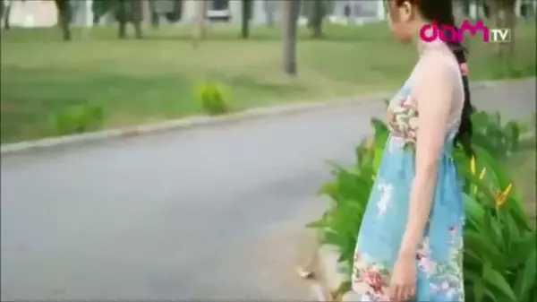 妙齡女子突然坐在大街上,任何人上前關心都不理會!看到最後直接笑到噴淚!