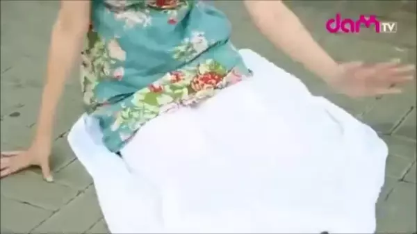 妙齡女子突然坐在大街上,任何人上前關心都不理會!看到最後直接笑到噴淚!