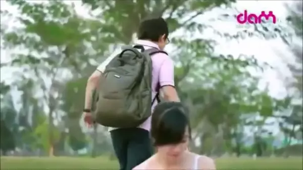 妙齡女子突然坐在大街上,任何人上前關心都不理會!看到最後直接笑到噴淚!