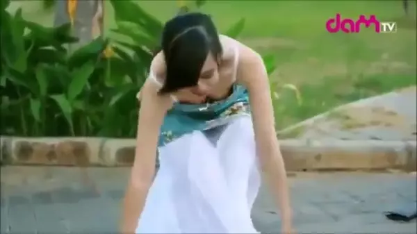 妙齡女子突然坐在大街上,任何人上前關心都不理會!看到最後直接笑到噴淚!
