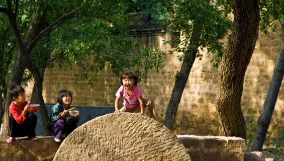 兒子是老闆,每月寄一萬塊回家,7歲孫女卻對爺爺說:爸爸早沒啦