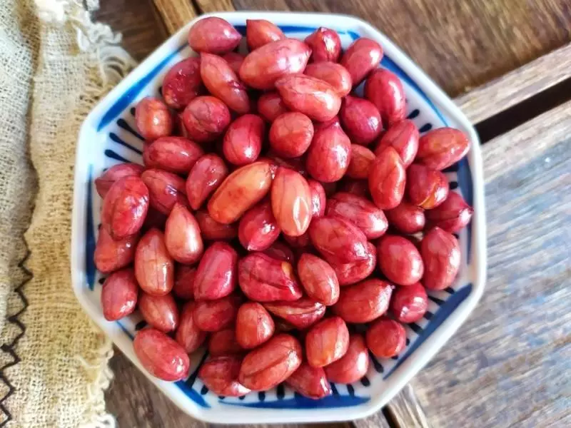 炸花生米時,直接炸就大錯特錯,多了這一步,花生放三天都嘎嘣脆
