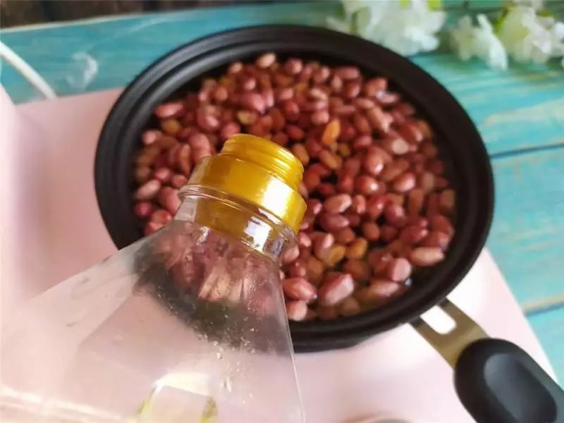 炸花生米時,直接炸就大錯特錯,多了這一步,花生放三天都嘎嘣脆