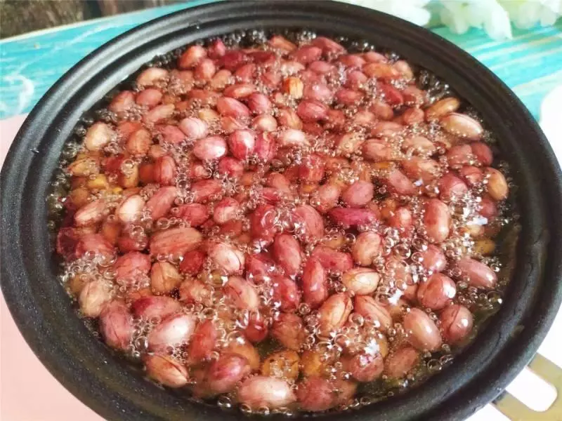 炸花生米時,直接炸就大錯特錯,多了這一步,花生放三天都嘎嘣脆
