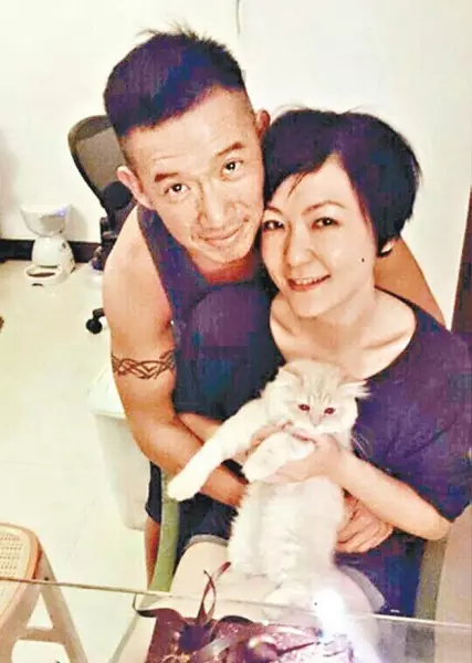 杜汶澤載女被拍!長發女見記者即閃躲,阿澤氣到爆粗!