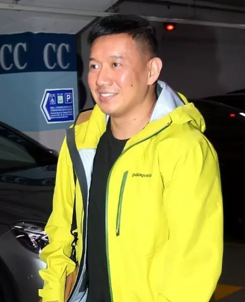 杜汶澤載女被拍!長發女見記者即閃躲,阿澤氣到爆粗!