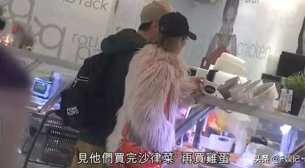 鄭秀文許志安相識相愛30年依舊很恩愛,兩人逛街還是如連體嬰一樣恩愛!