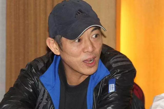 56歲李連杰近照曝光!染黑白髮精神矍鑠,與球星合影氣場十足!