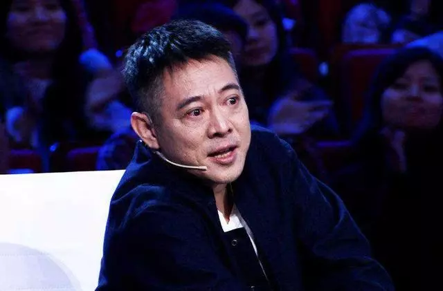 56歲李連杰近照曝光!染黑白髮精神矍鑠,與球星合影氣場十足!