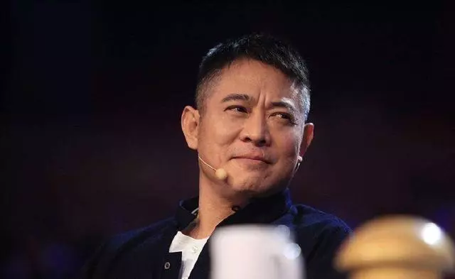 56歲李連杰近照曝光!染黑白髮精神矍鑠,與球星合影氣場十足!