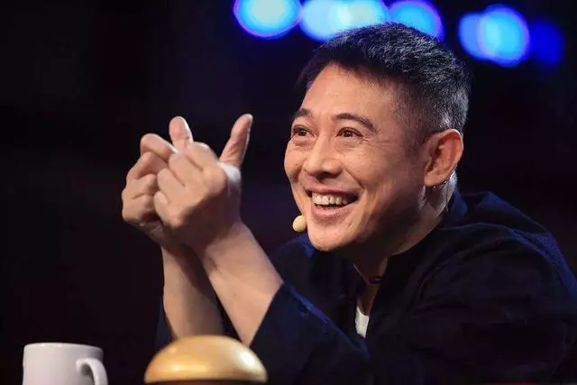 56歲李連杰近照曝光!染黑白髮精神矍鑠,與球星合影氣場十足!