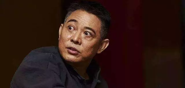 56歲李連杰近照曝光!染黑白髮精神矍鑠,與球星合影氣場十足!