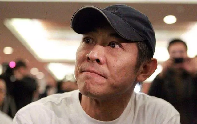 56歲李連杰近照曝光!染黑白髮精神矍鑠,與球星合影氣場十足!