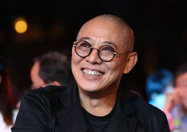56歲李連杰近照曝光!染黑白髮精神矍鑠,與球星合影氣場十足!