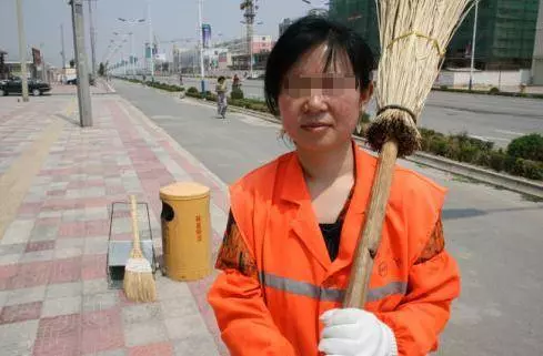 40歲女清潔工在路上撿到50萬,還錢時卻打了失主5巴掌....