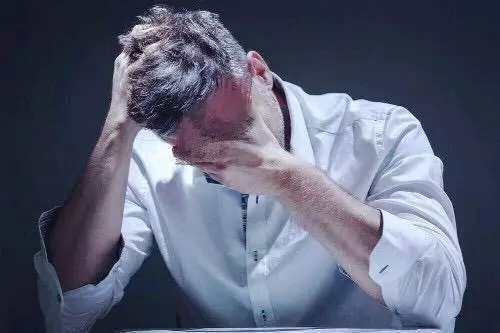 40歲女清潔工在路上撿到50萬,還錢時卻打了失主5巴掌....