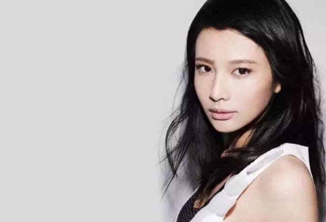 為替父還債進娛樂圈,坐月子被老公家暴,27歲去世兒子被送孤兒院!