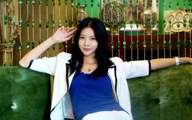 為替父還債進娛樂圈,坐月子被老公家暴,27歲去世兒子被送孤兒院!