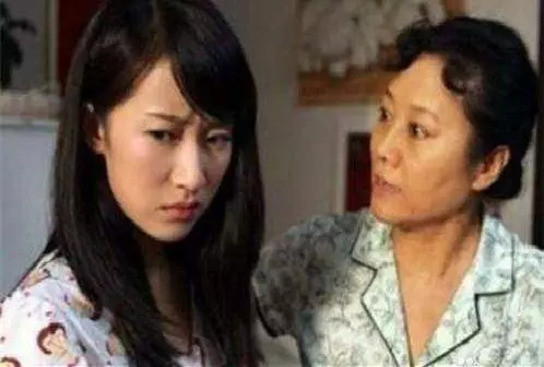 丈夫帶懷孕小三回家,婆婆說誰生兒子誰留下,小三聽見後落荒逃跑