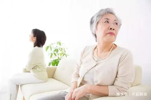 兒子滿月,婆婆逼兒媳交份子錢,兒媳不給被打,指指孩子,全家蒙
