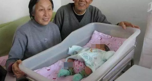 婆婆月子裡趕我回娘家,坐完月子我哥來了一趟,婆婆倒下悔不當初