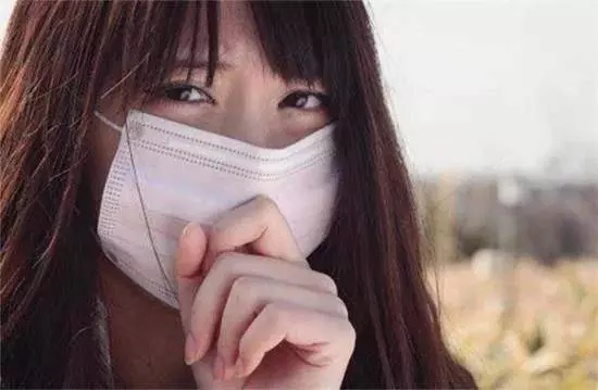 婆家窮娘家富,俺把媽的舊衣送婆婆,下班回家推開門,如遭雷擊