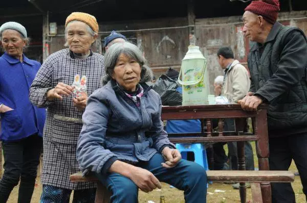 婆家窮娘家富,俺把媽的舊衣送婆婆,下班回家推開門,如遭雷擊