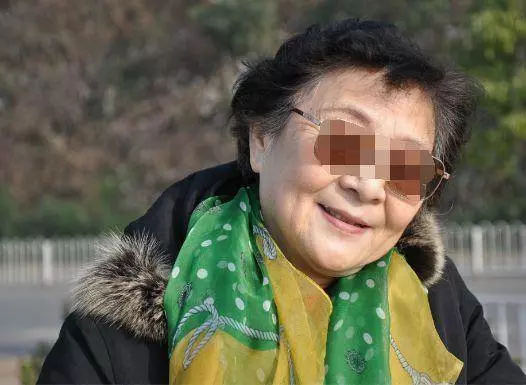 婆家窮娘家富,俺把媽的舊衣送婆婆,下班回家推開門,如遭雷擊