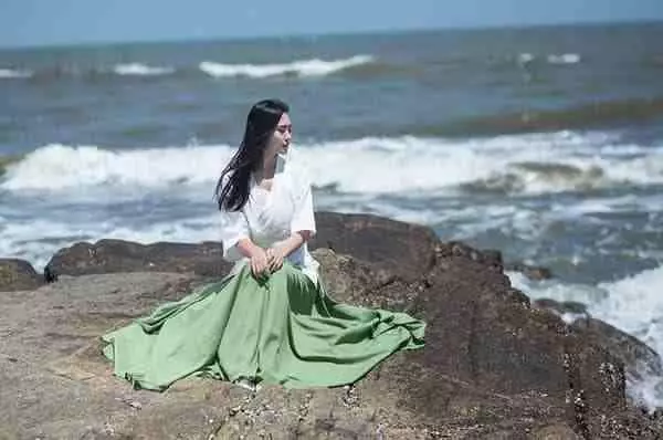 父母早亡,出嫁當天嫂子給30萬陪嫁,我跪下給嫂子磕頭,家婆哭了