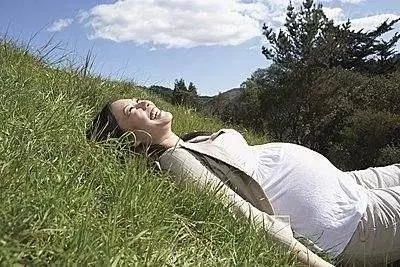 父母早亡,出嫁當天嫂子給30萬陪嫁,我跪下給嫂子磕頭,家婆哭了