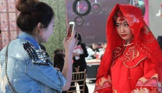 父母早亡,出嫁當天嫂子給30萬陪嫁,我跪下給嫂子磕頭,家婆哭了
