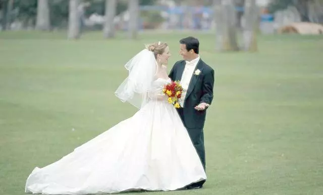 父母早亡,出嫁當天嫂子給30萬陪嫁,我跪下給嫂子磕頭,家婆哭了