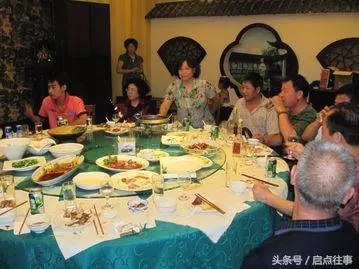 孩子滿月收十萬禮金,酒席結束發現少兩萬,打開媽帶的包,我離婚了