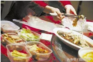 孩子滿月收十萬禮金,酒席結束發現少兩萬,打開媽帶的包,我離婚了
