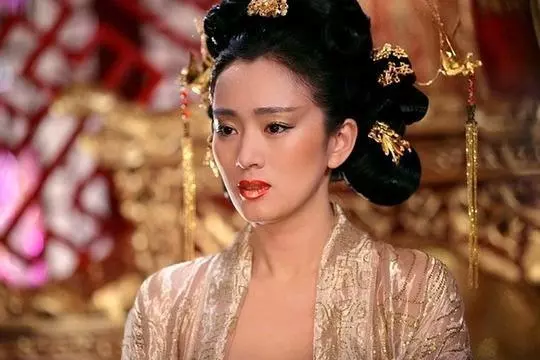 鞏俐你憔悴了,53歲的她看著比70歲男友還老,兩人經常撒狗糧