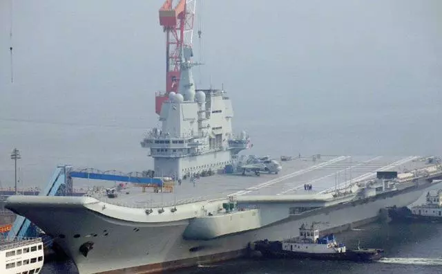 國產航母海試歸來十天後!兩台起重機低調登上甲板,釋放明確信號