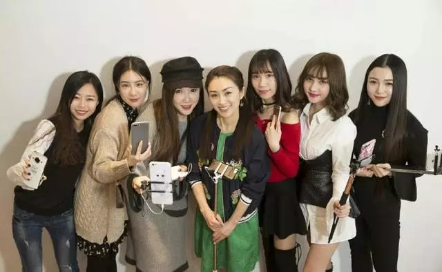 47歲酒井法子赴台表演,一場演出40萬,唱鄧麗君歌曲觀眾淚目