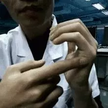 用兩個手指夾住耳朵揉15下,奇跡發生了!