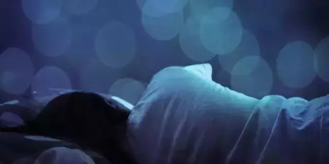 入睡時5個詭異狀態,不信你沒經歷過,鬼壓床夢遊個個都毛骨悚然
