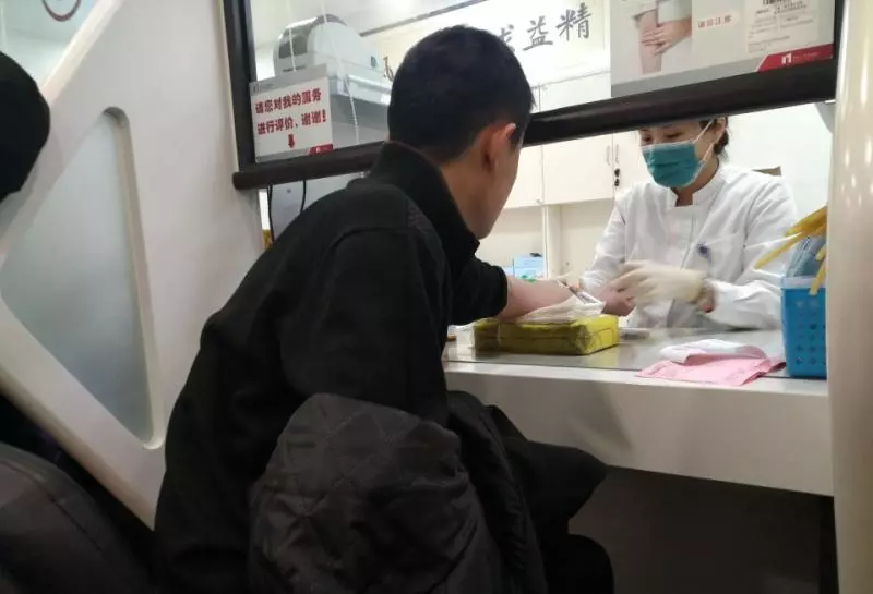 重症男孩背著父母簽下「生死書」,偷偷北上當「小白鼠」以身試藥