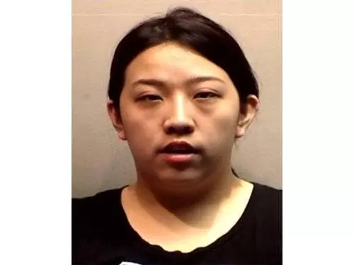 22歲大馬女文員到新2個月便私吞公款....偷120萬令吉買車買包...被抓時只說了一句話!