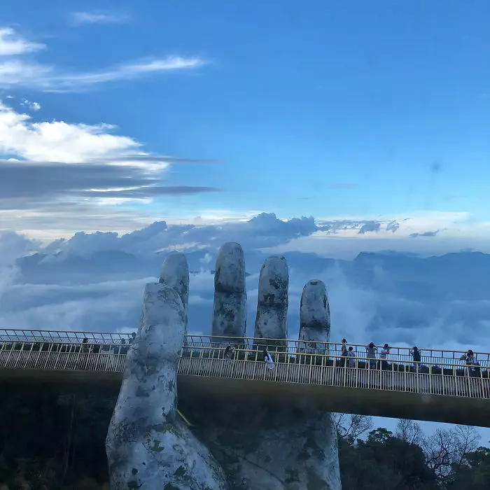 巨人雙手捧橋!越南斥資600億打造黃金橋 一踏上去「瞬間置身夢幻雲海」彷彿來到仙境