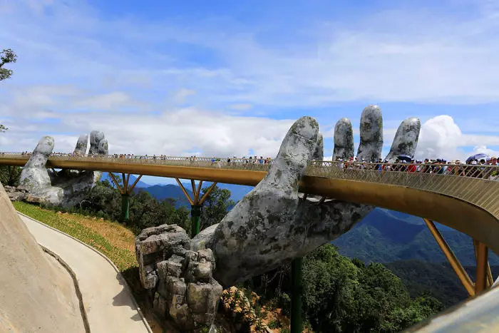 巨人雙手捧橋!越南斥資600億打造黃金橋 一踏上去「瞬間置身夢幻雲海」彷彿來到仙境