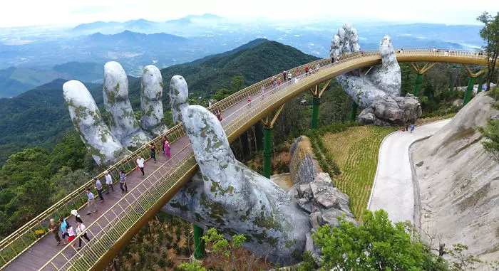 巨人雙手捧橋!越南斥資600億打造黃金橋 一踏上去「瞬間置身夢幻雲海」彷彿來到仙境