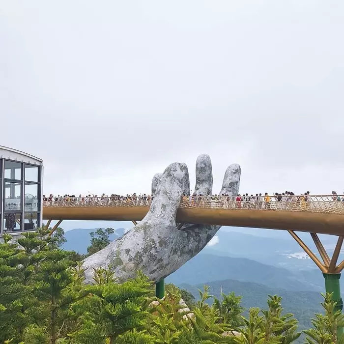 巨人雙手捧橋!越南斥資600億打造黃金橋 一踏上去「瞬間置身夢幻雲海」彷彿來到仙境