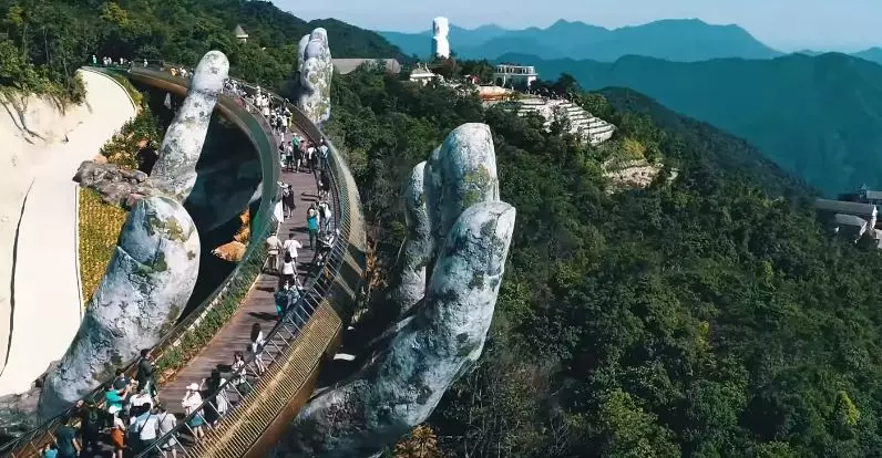 巨人雙手捧橋!越南斥資600億打造黃金橋 一踏上去「瞬間置身夢幻雲海」彷彿來到仙境