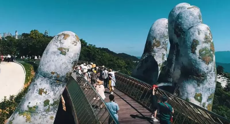 巨人雙手捧橋!越南斥資600億打造黃金橋 一踏上去「瞬間置身夢幻雲海」彷彿來到仙境