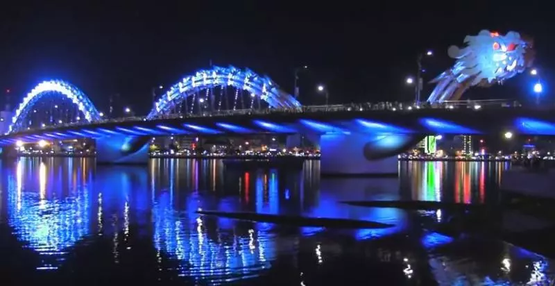 巨人雙手捧橋!越南斥資600億打造黃金橋 一踏上去「瞬間置身夢幻雲海」彷彿來到仙境