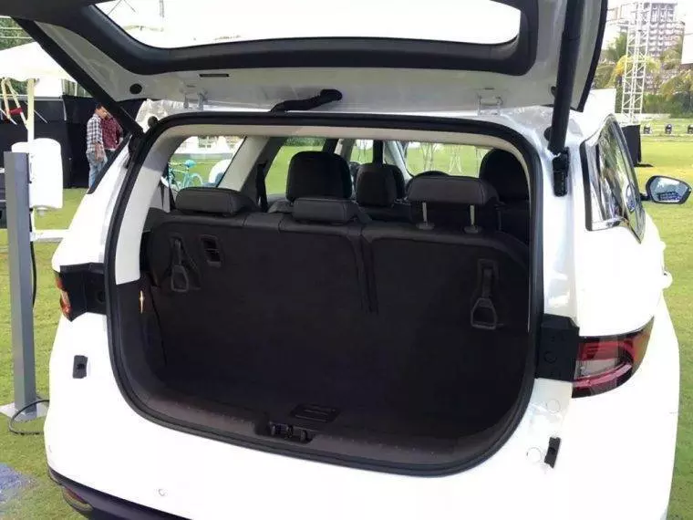 吉利嘉際/ PROTON MPV 實車曝光!內裝非常時尚精緻.... ESTIMA 和 ODYSSEY 完全沒有的比!